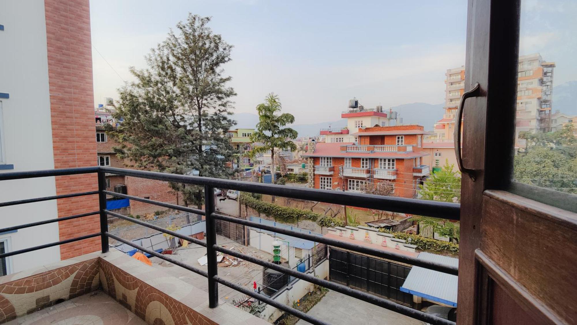 קטמנדו Family Home With Rooftop Access And Mountain View מראה חיצוני תמונה